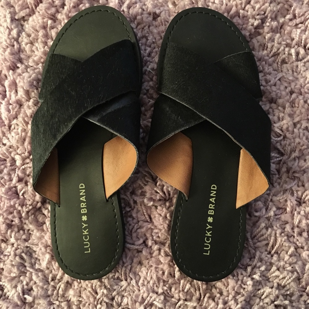 Black lucky brand flip flops shoes 8.5 women’s
